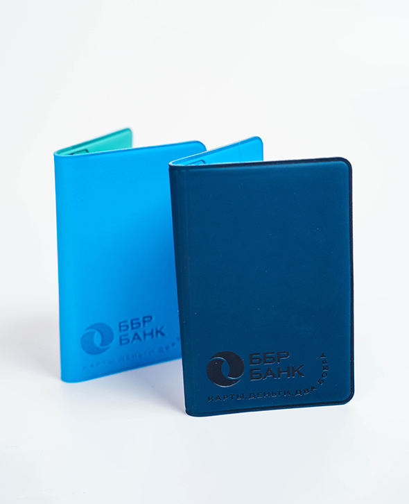 картинка Картхолдер «КАРТЫ.ДЕНЬГИ.ДВА БОБРА» (с голубой вставкой) магазин Одежда+ являющийся официальным дистрибьютором в России 