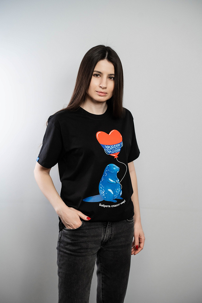 картинка Черная футболка с большим рисунком «Бобр с сердцем» магазин Одежда+ являющийся официальным дистрибьютором в России 