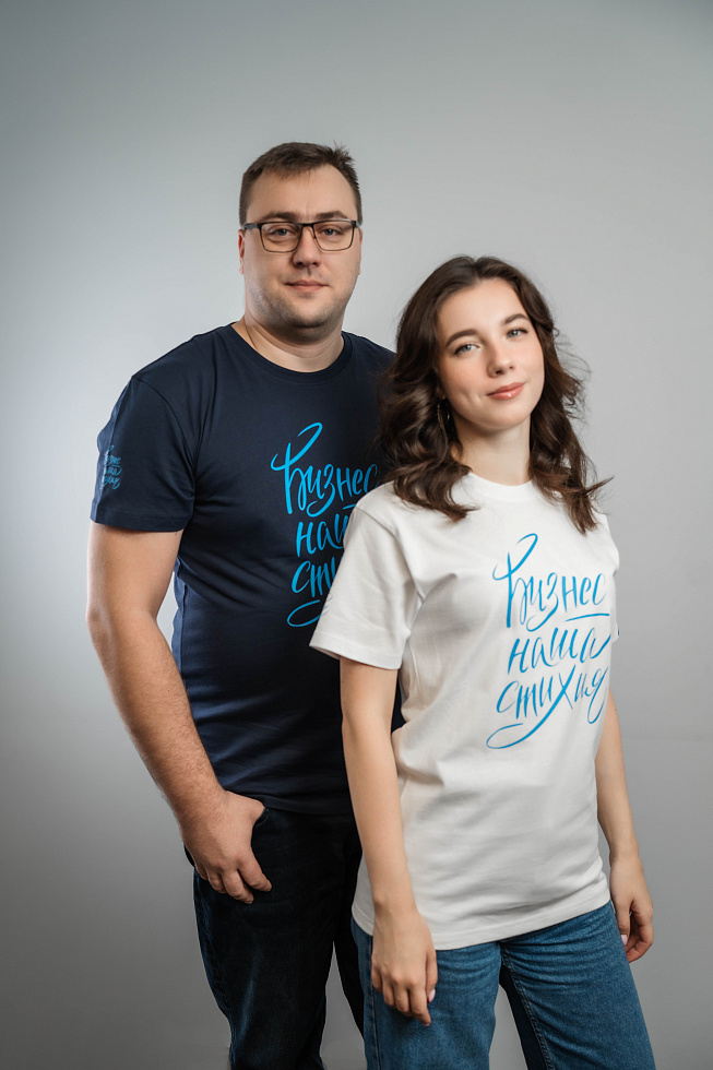 картинка Тёмно-синяя футболка «Бизнес - наша стихия» магазин Одежда+ являющийся официальным дистрибьютором в России 