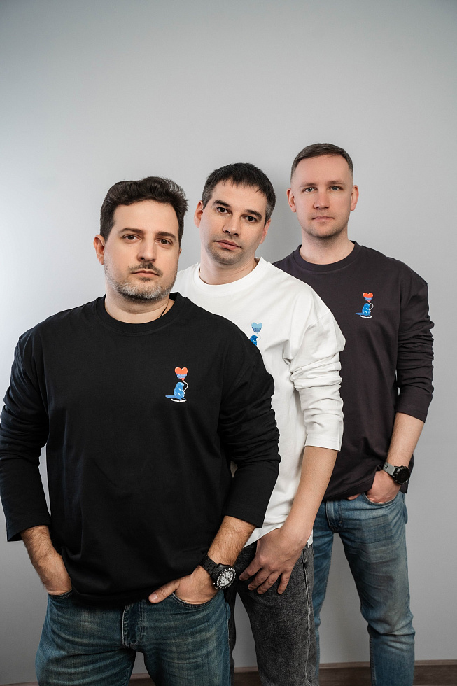 картинка Лонгслив с мини рисунком «Бобр с сердцем» магазин Одежда+ являющийся официальным дистрибьютором в России 