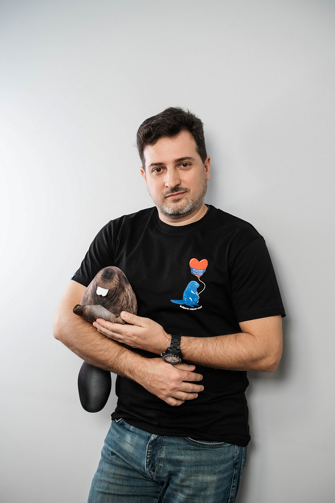 картинка Черная футболка с мини рисунком «Бобр с сердцем»  магазин Одежда+ являющийся официальным дистрибьютором в России 