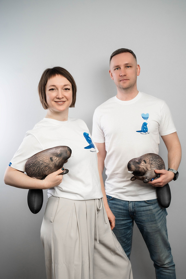 картинка Белая футболка с мини рисунком «Бобр с сердцем»  магазин Одежда+ являющийся официальным дистрибьютором в России 