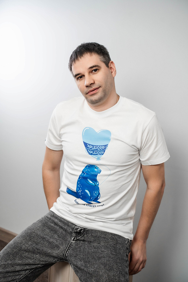 картинка Белая футболка с большим рисунком «Бобр с сердцем» магазин Одежда+ являющийся официальным дистрибьютором в России 