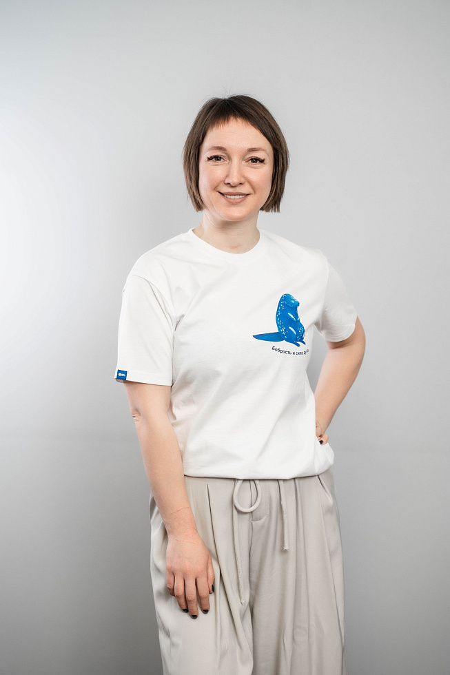 картинка Белая футболка «Бобрость и сила духа.» магазин Одежда+ являющийся официальным дистрибьютором в России 