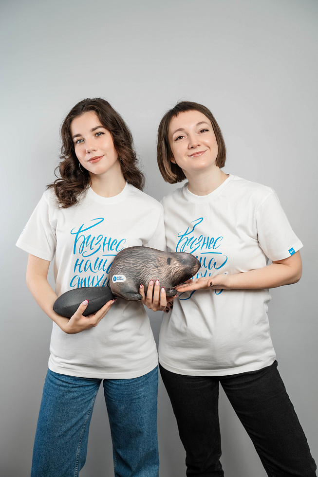 картинка Белая футболка «Бизнес - наша стихия» магазин Одежда+ являющийся официальным дистрибьютором в России 