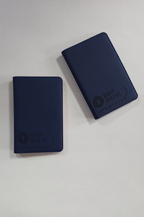 картинка Картхолдер «КАРТЫ.ДЕНЬГИ.ДВА БОБРА» (с голубой вставкой) от магазина Одежда+